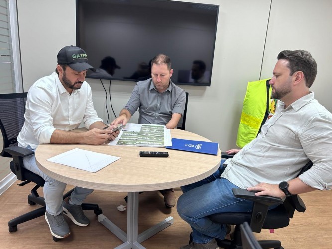 Vereador e vice-prefeito protocolam petição para reforçar aprovação de estacionamento oblíquo na Perimetral Sudeste, em Sorriso