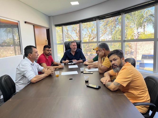 Em reunião com secretário, vereador busca alternativa para motoristas de aplicativo na Rodoviária